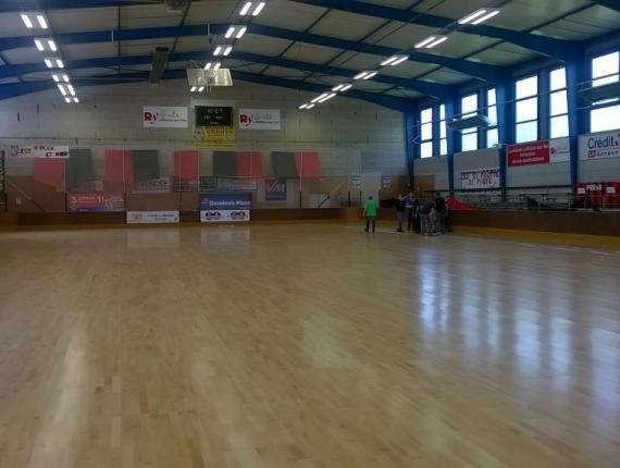 Première pose du parquet sportif démontable à la salle de l'Angelmière