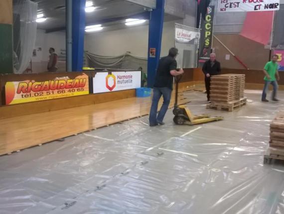 Première pose du parquet sportif démontable à la salle de l'Angelmière