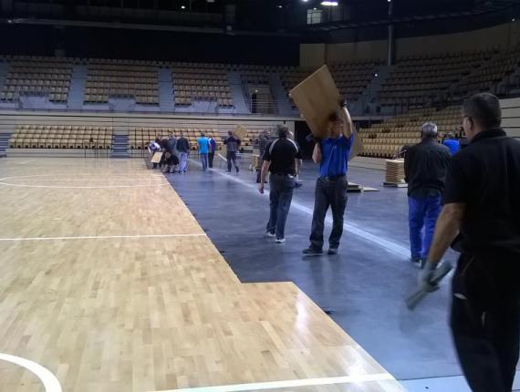 Pose du parquet sportif démontable au Vendespace pour le mondial de Rink Hockey