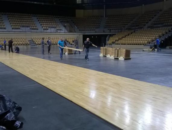 Pose du parquet sportif démontable au Vendespace pour le mondial de Rink Hockey