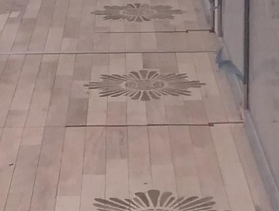 Pose du parquet avec rosaces suivant calepinage de l'architecte