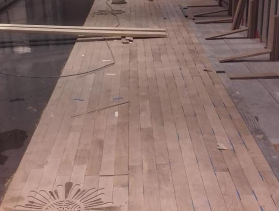 Pose du parquet avec rosaces suivant calepinage de l'architecte