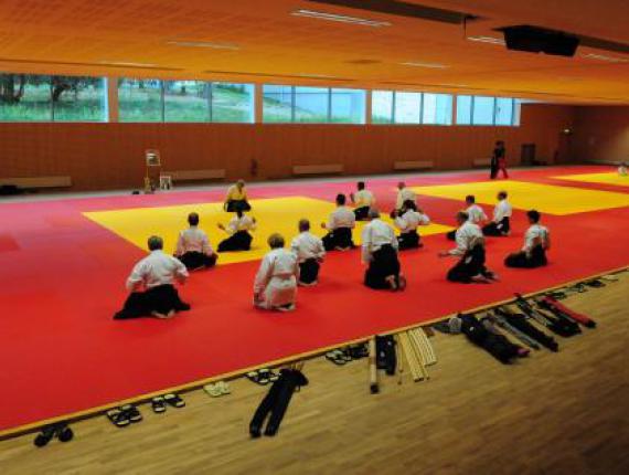 Dojo terminé Les 1050 m² du Dojo ont été posés en 1 semaine par nos 10 poseurs (double lambourdage + parquet).